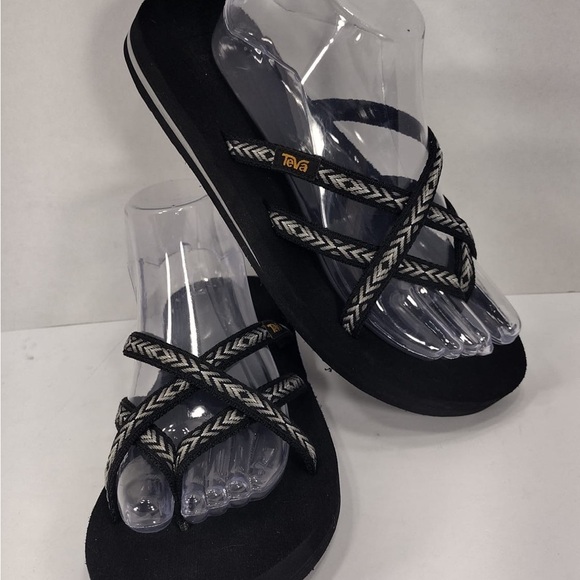 Teva Stylish Black and White flip flop size 9 pre
Owned Exellent condition - Picture 4 of 7